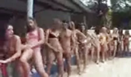 Співробітник трах української банку дивиться на відео першої труби,